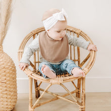 Charger l'image dans la galerie, Bavoirs bébé en mousseline de coton – bébé portant un bavoir en mousseline
