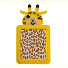 Charger l'image dans la galerie, Mes Premières Textures - Cartes sensorielles bébé : carte tactile girafe en feutrine, texture tissu doux imprimé girafe