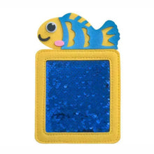 Charger l'image dans la galerie, Mes Premières Textures - Cartes sensorielles bébé : carte tactile poisson en feutrine, texture sequins bleus réversibles