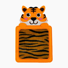 Charger l'image dans la galerie, Mes Premières Textures - Cartes sensorielles bébé : carte tactile tigre en feutrine, texture peluche rayée orange et noire