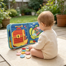 Load image into Gallery viewer, Mon Monde Marin - Livre bébé : bébé joue au jardin avec les coquillages en feutrine