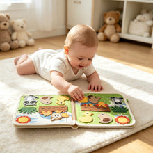 Load image into Gallery viewer, Mon Petit Raton Laveur - Livre bébé animaux : bébé à plat ventre joue sur le tapis