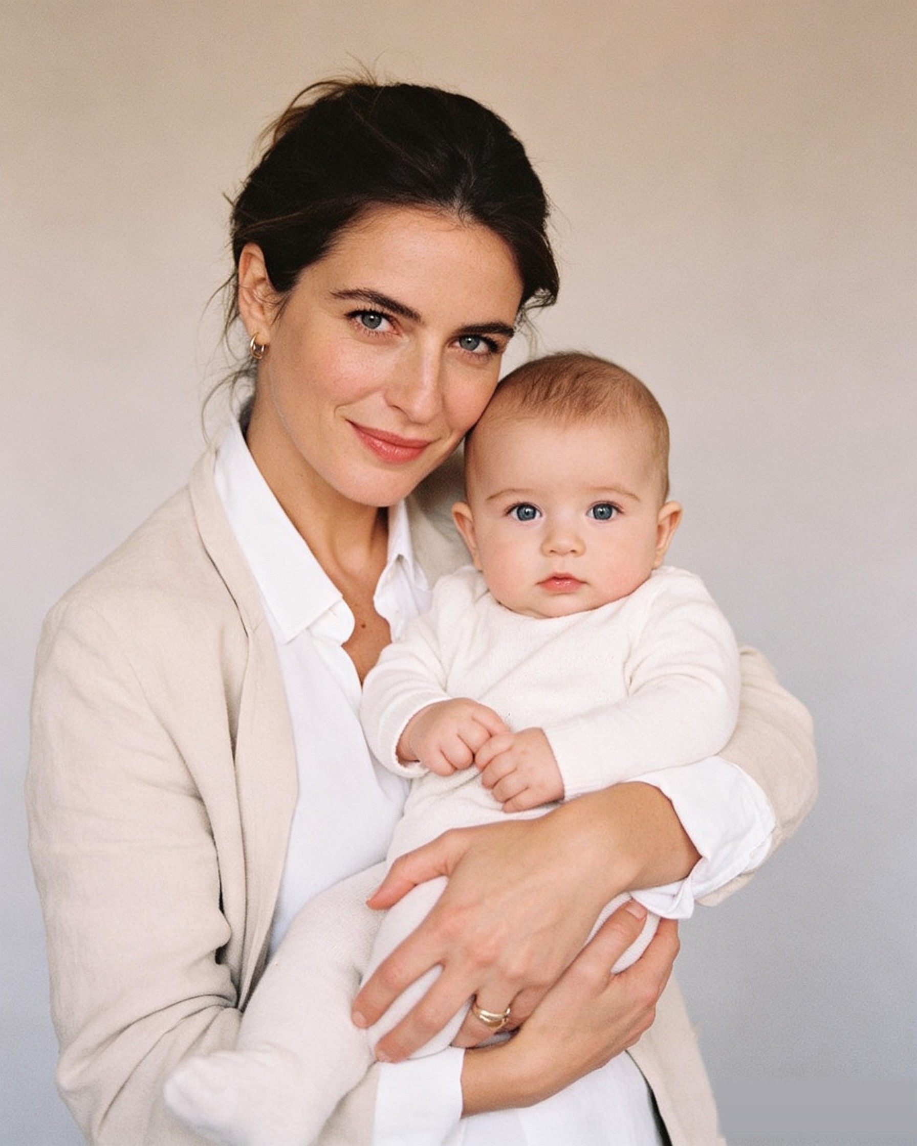Camille, fondatrice de Mon Premier Livre, avec son fils