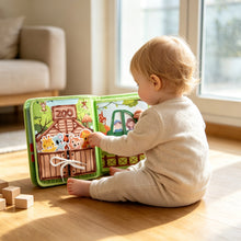 Load image into Gallery viewer, Ma Première Visite au Zoo - Livre bébé : bébé assis dans le salon ouvre la porte du zoo
