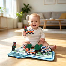Load image into Gallery viewer, Mes Premiers Véhicules - Livre bébé : bébé souriant joue avec la ville 3D et le feu tricolore
