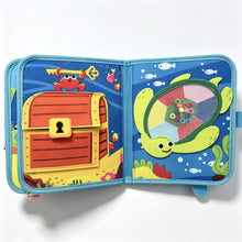 Load image into Gallery viewer, Mon Monde Marin - Livre bébé : page coffre au trésor et tortue de mer
