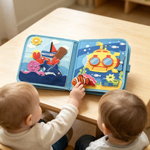 Load image into Gallery viewer, Mon Monde Marin - Livre bébé : deux bébés à la crèche jouent avec le poisson clown
